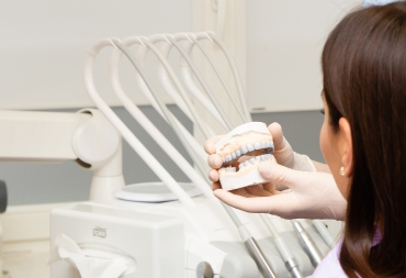 Kaip reikia prižiūrėti protezuotus dantis?